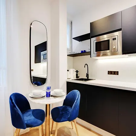 Cozy Parisian 2p In The Prestigious 8th Париж