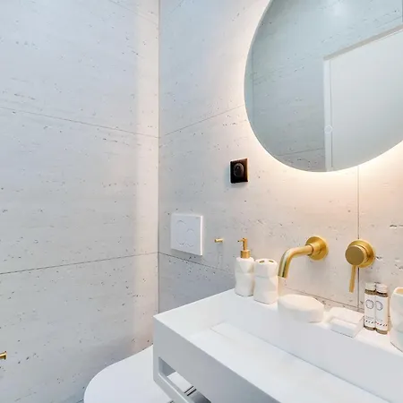 Cozy Parisian 2p In The Prestigious 8th *